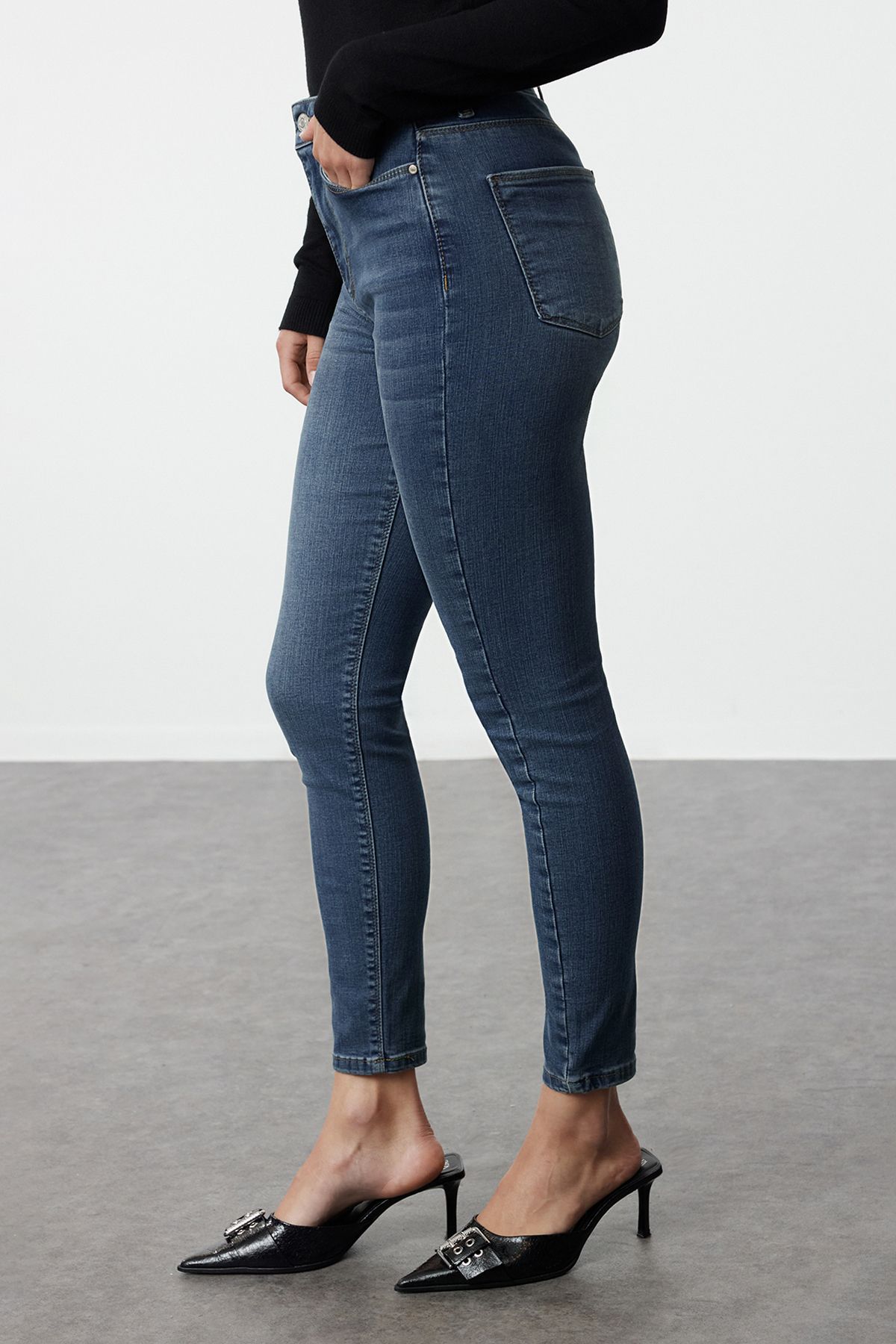 Trendyol Collection-Blugi skinny albastri cu talie inalta TWOAW24JE00066 3