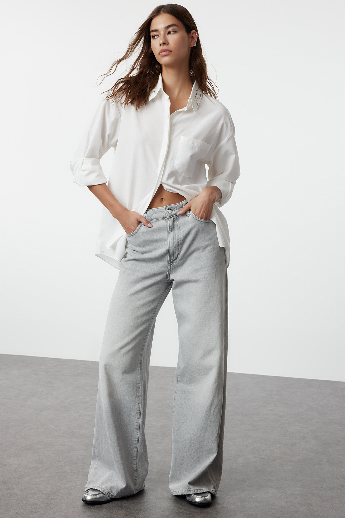 Trendyolmilla  Ekru Yakada Şerit Taş Detaylı Oversize / Geniş Kalıp Dokuma Gömlek TWOAW25GO00026 - Görsel 2