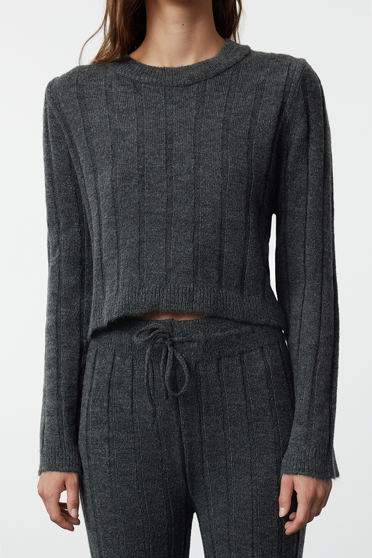 Trendyol Collection Miękki, teksturowany, antracytowy dzianinowy zestaw Crop Top i Dół - Twoaw25Au00038