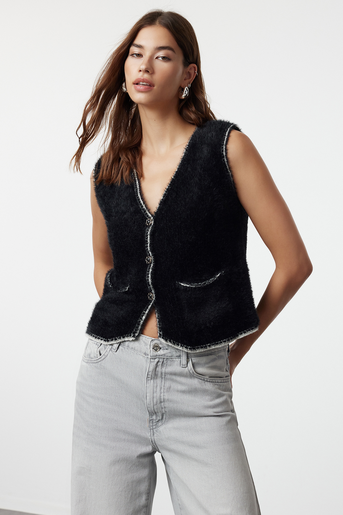 Trendyolmilla Siyah Slim Tüylü Triko Yelek TWOAW25YE00010