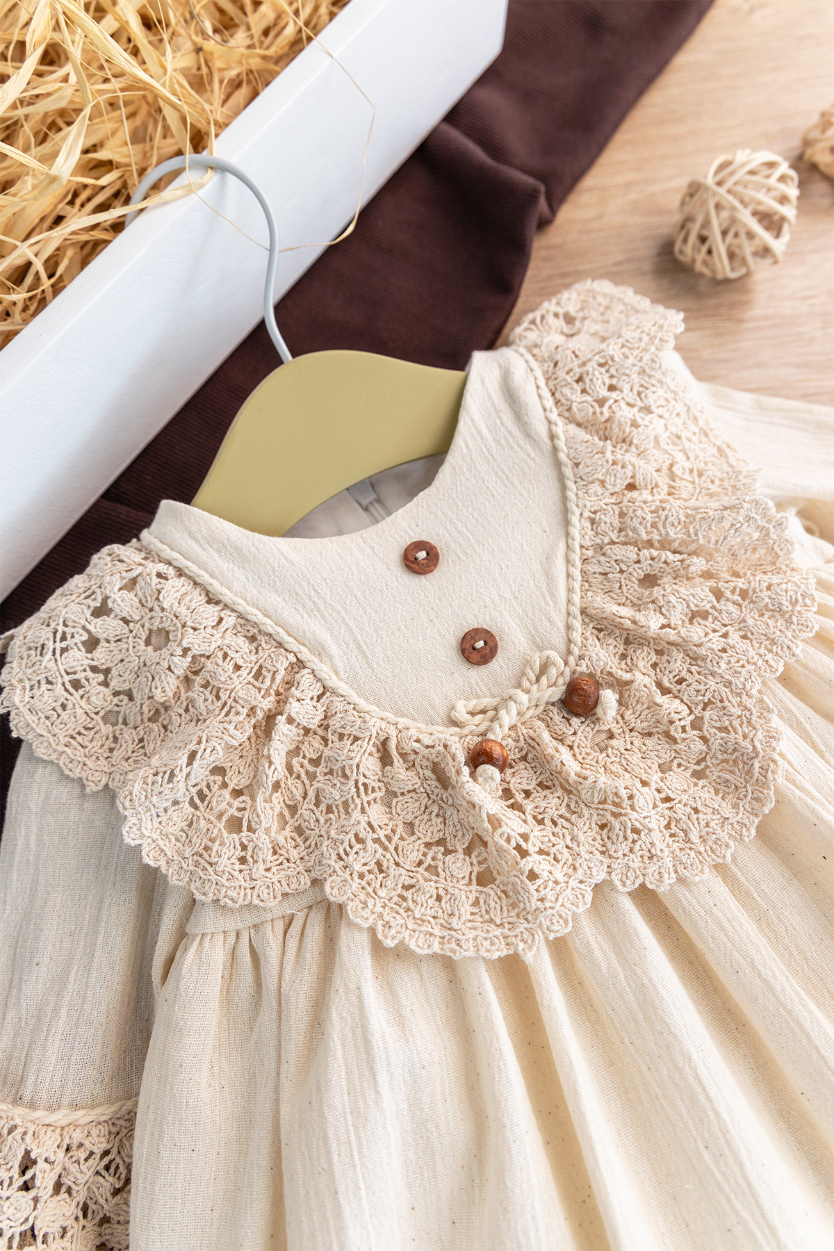 Babymod Dantel Detaylı Dokuma Kumaş Krem Kız Bebek Elbise fotoğrafı 2 (önizleme)