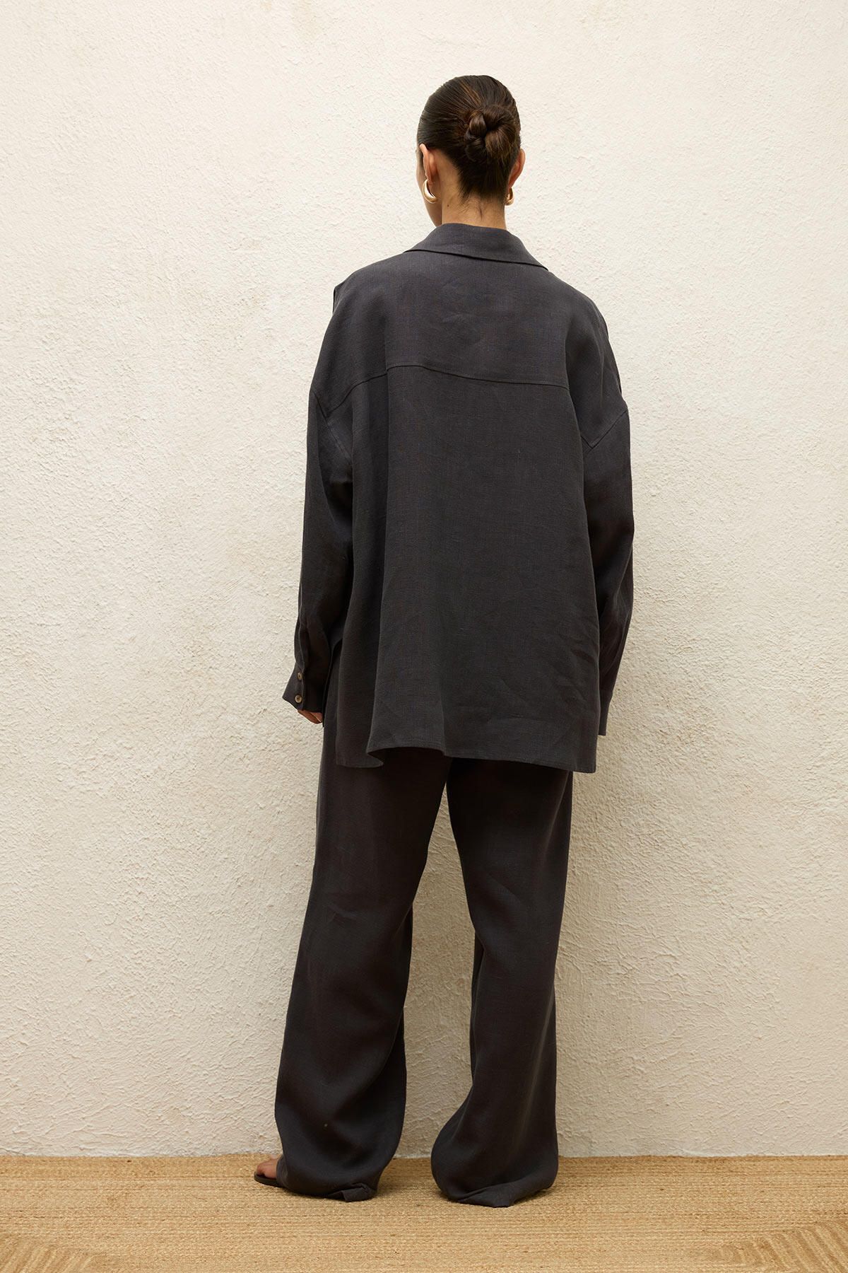 Manuka-Anthracite Linen Oversize Shirt - Buttoned 8