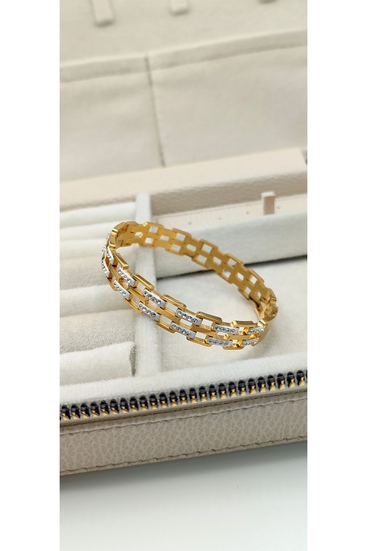 Zarif Zincir Desenli 14 Ayar Altın Kaplama Çelik Kelepçe Bileklik