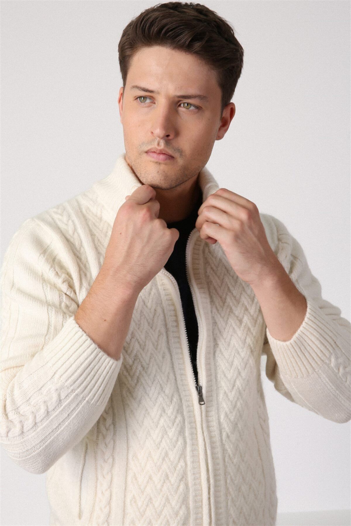 Men's Ecru Zippered Thick Wool  Knitwear Cardigan