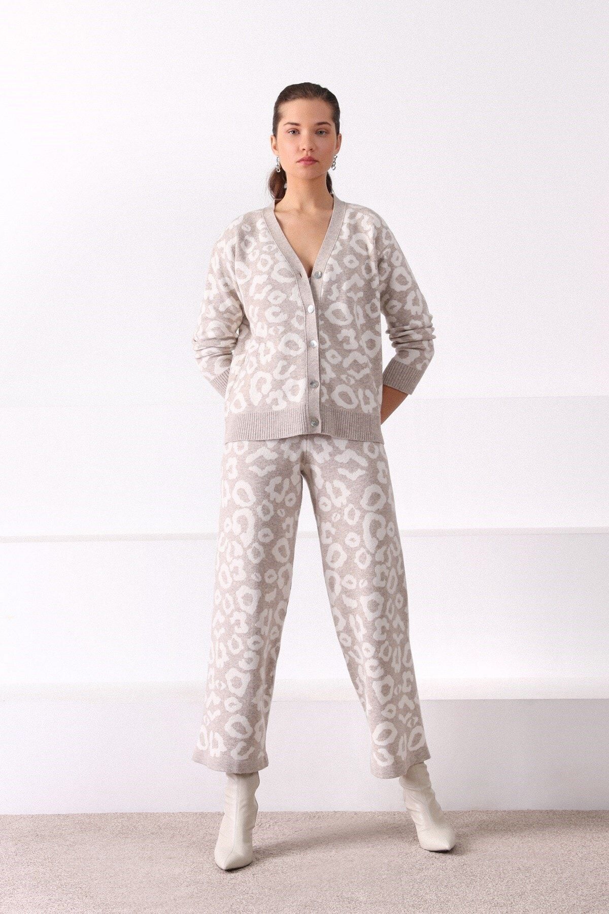 Kadın  Ekru Leopar Desenli Kaşmirli Triko Hırka