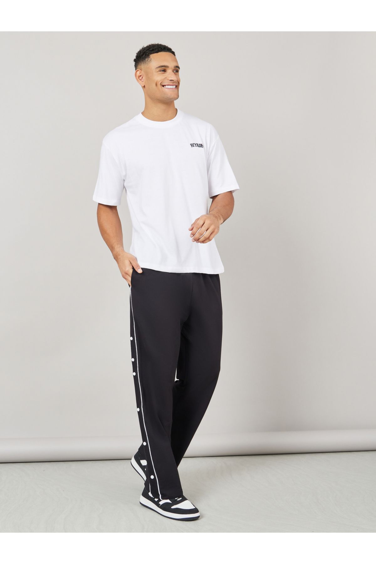 Styli-Contrast Piping and Popper Oversized Open Hem Jogger 2