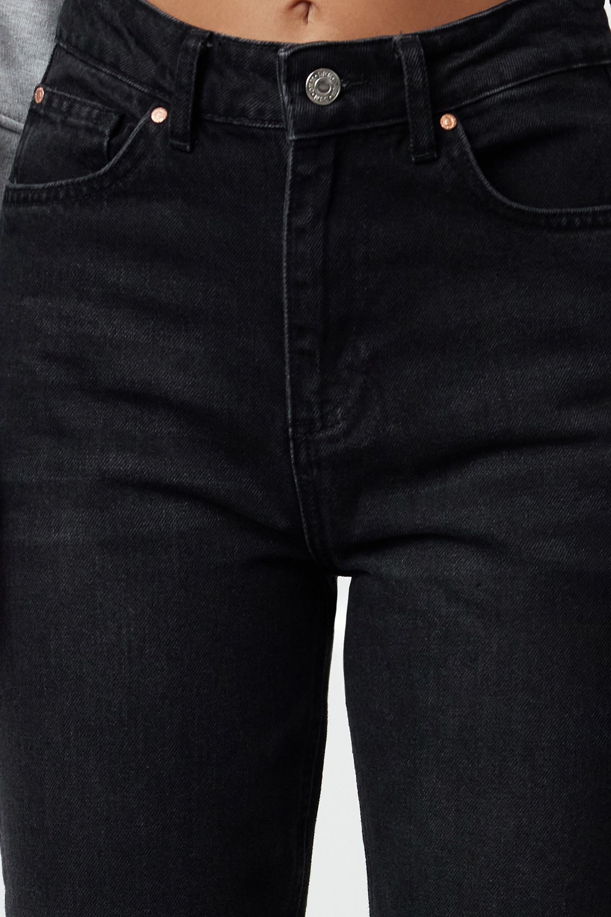 Trendyol Collection-Fekete magas derekú, egyenes farmernadrág TWOSS23JE00089 3