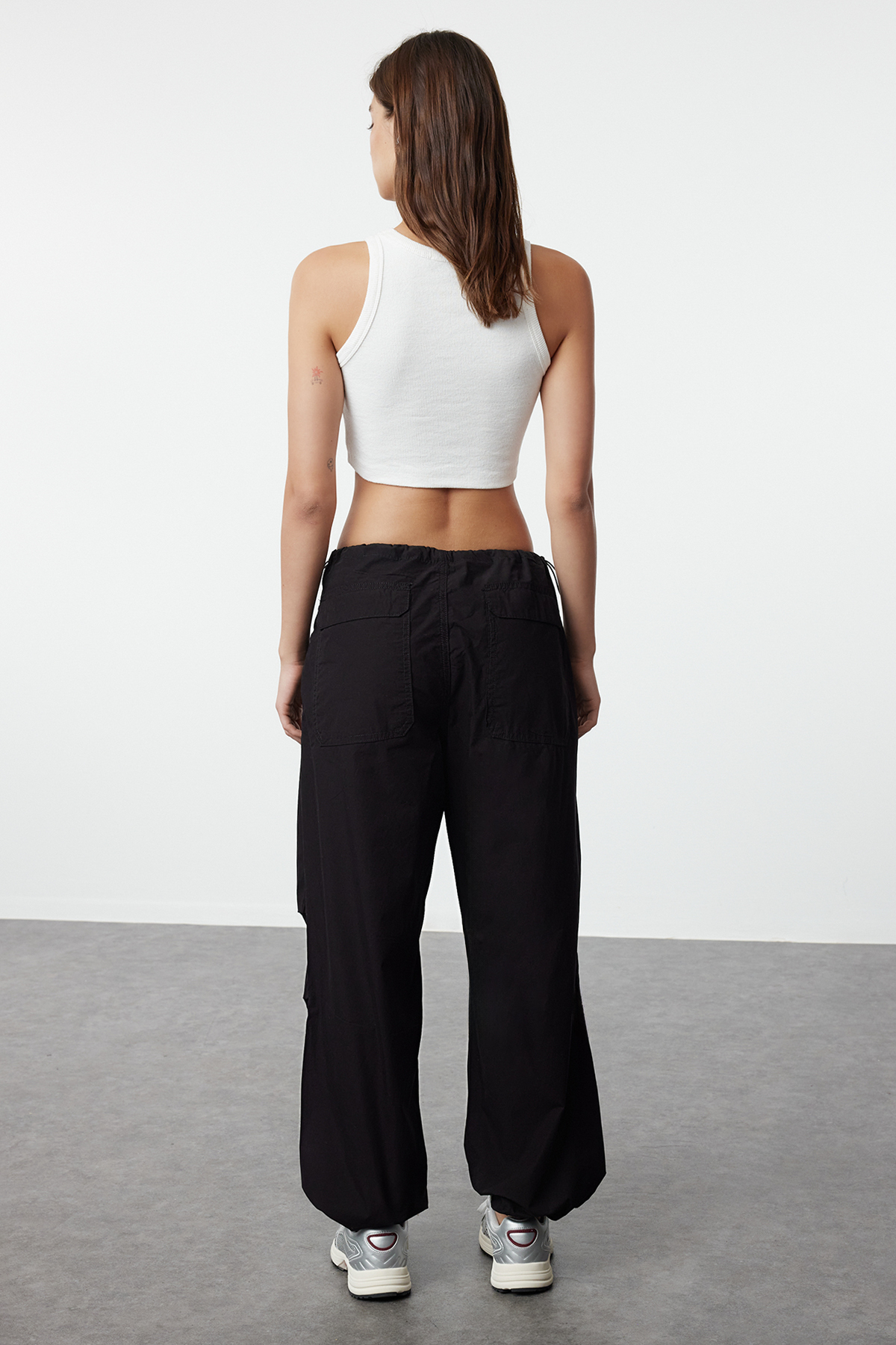 Trendyolmilla  Siyah Stoperli Normal Bel Paraşüt Pantolon TWOAW23JE00738 - Görsel 5