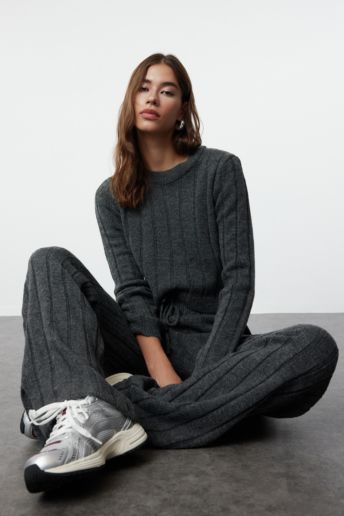 Trendyol Collection Miękki, teksturowany, antracytowy dzianinowy zestaw Crop Top i Dół - Twoaw25Au00038