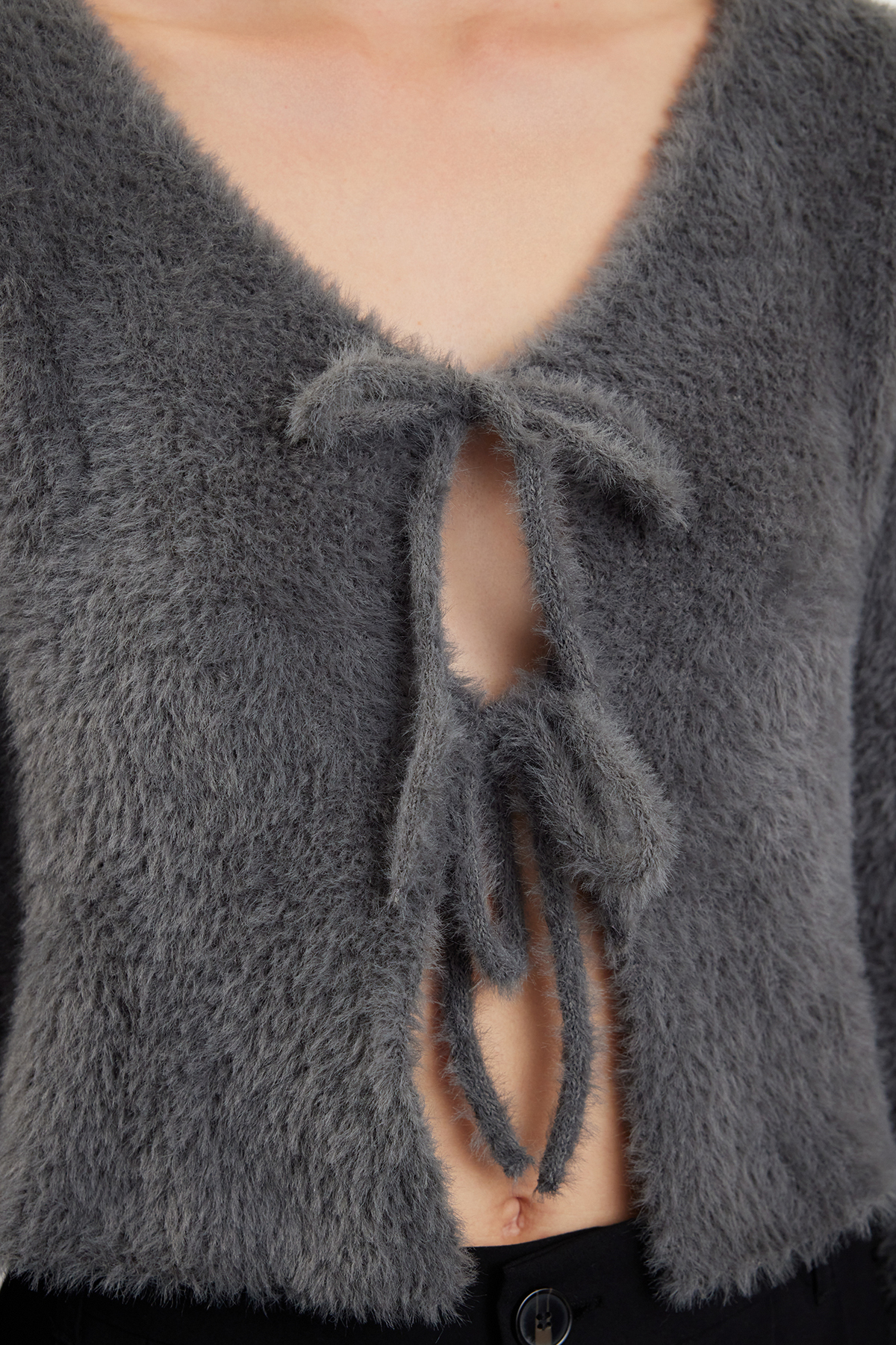 Trendyolmilla  Antrasit Crop Tüylü Bağlama Detaylı Triko Hırka TWOAW25HI00111 - Görsel 4