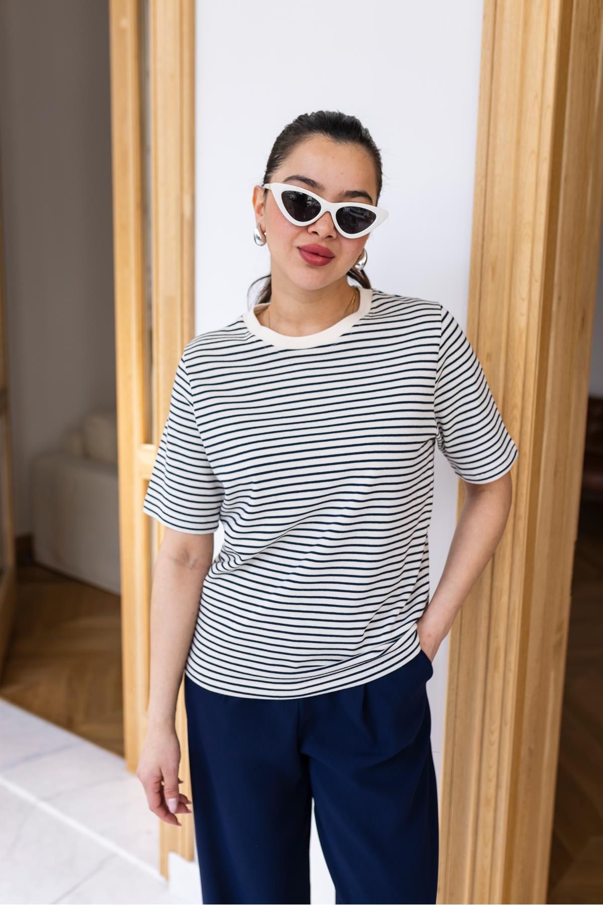 Askı Nişantaşı-T-shirt z bawełnianej tkaniny w paski w kolorze ecru-granatowym 2