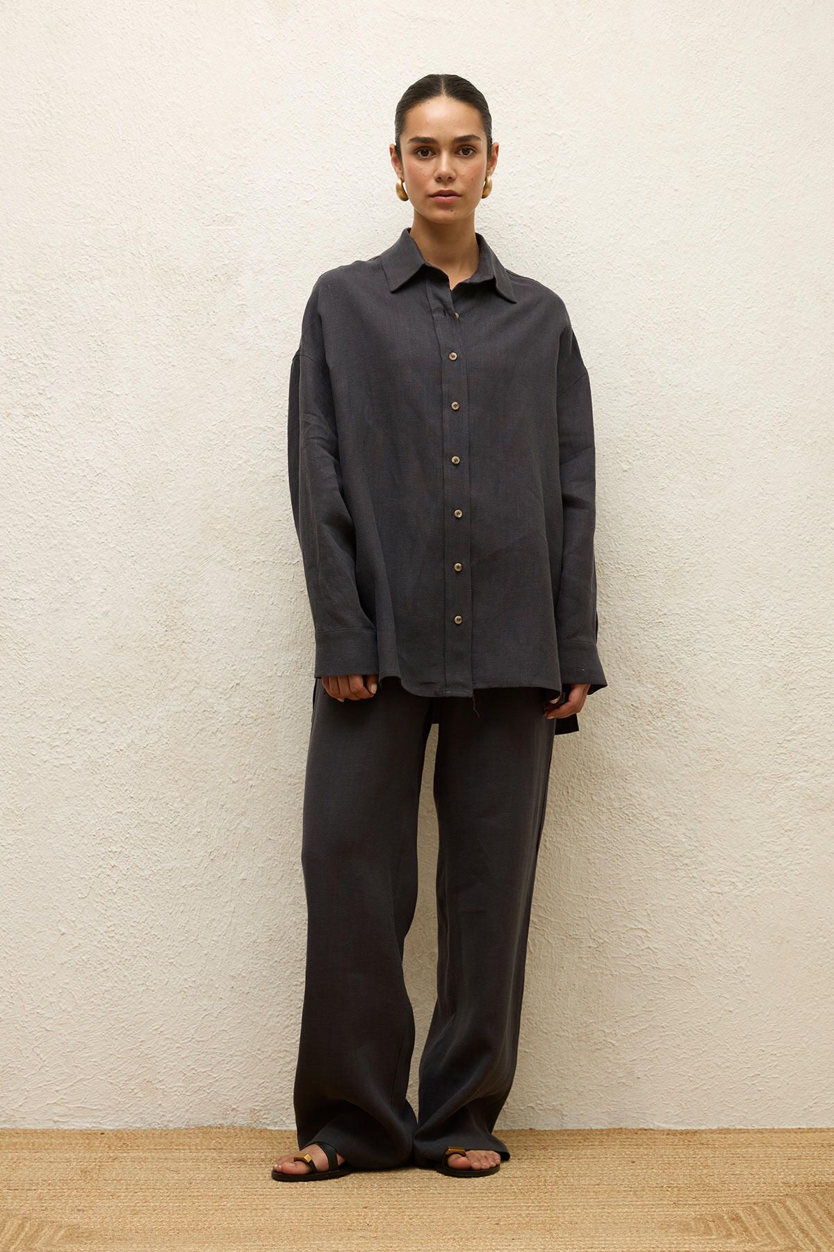 Manuka-Anthracite Linen Oversize Shirt - Buttoned 5