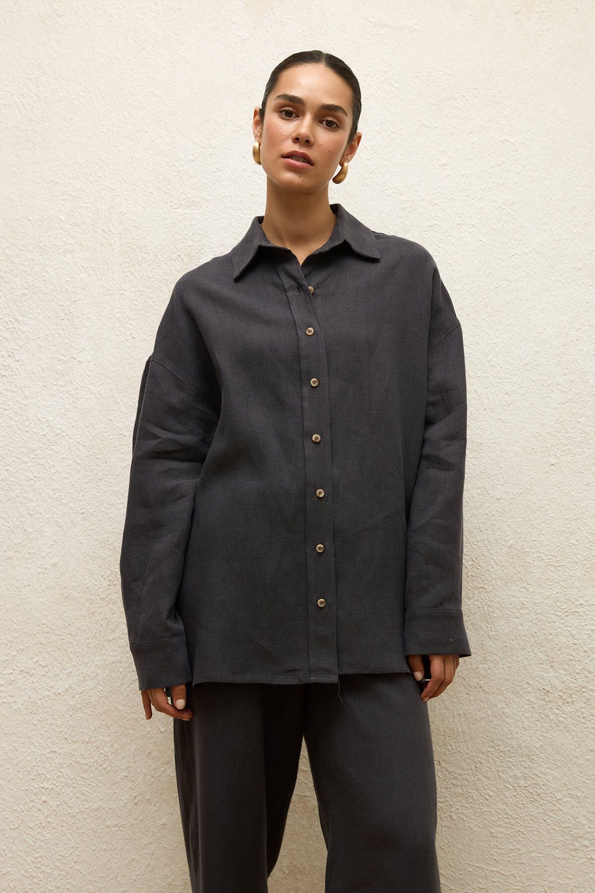 Manuka-Anthracite Linen Oversize Shirt - Buttoned 3
