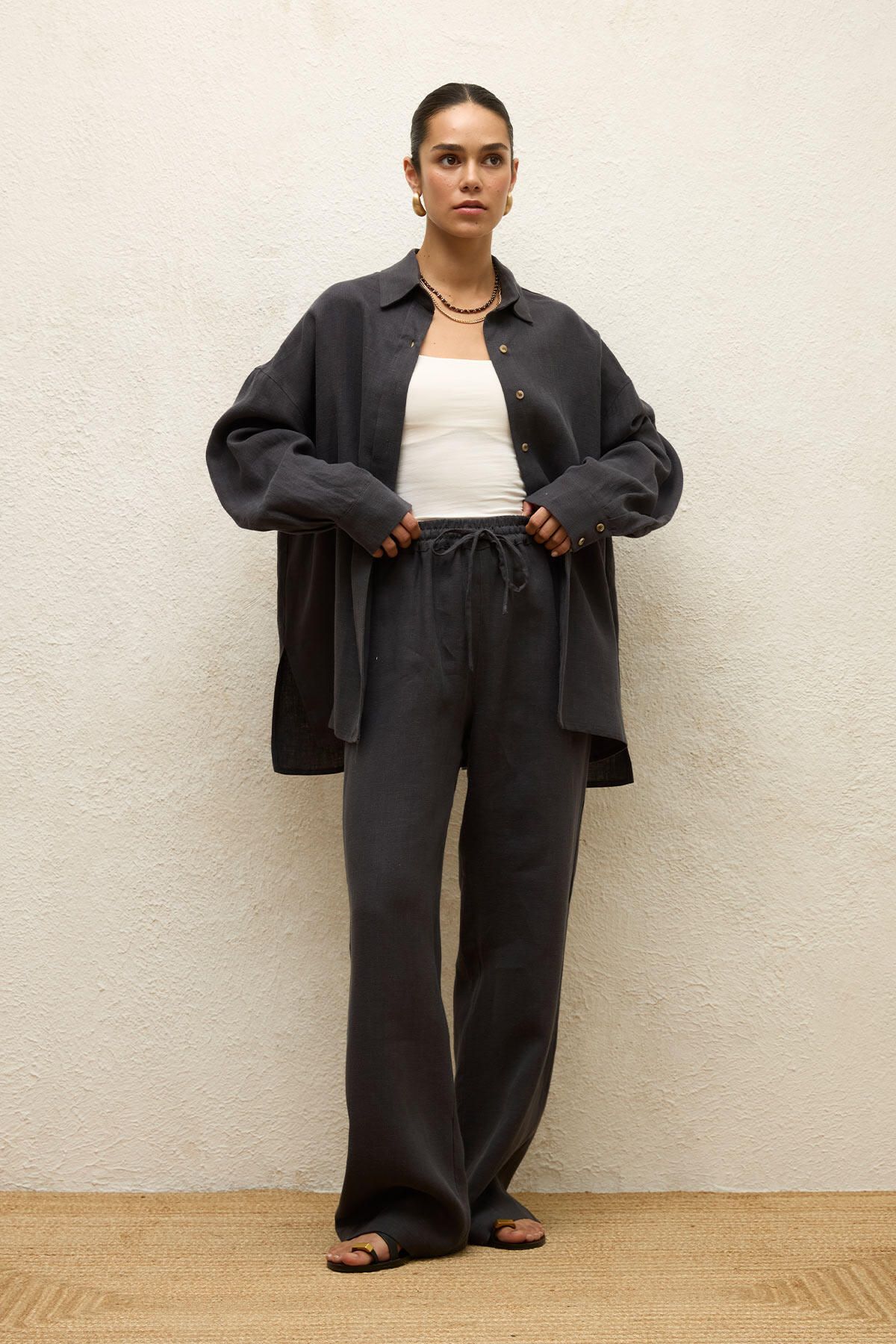 Manuka-Anthracite Linen Oversize Shirt - Buttoned 6