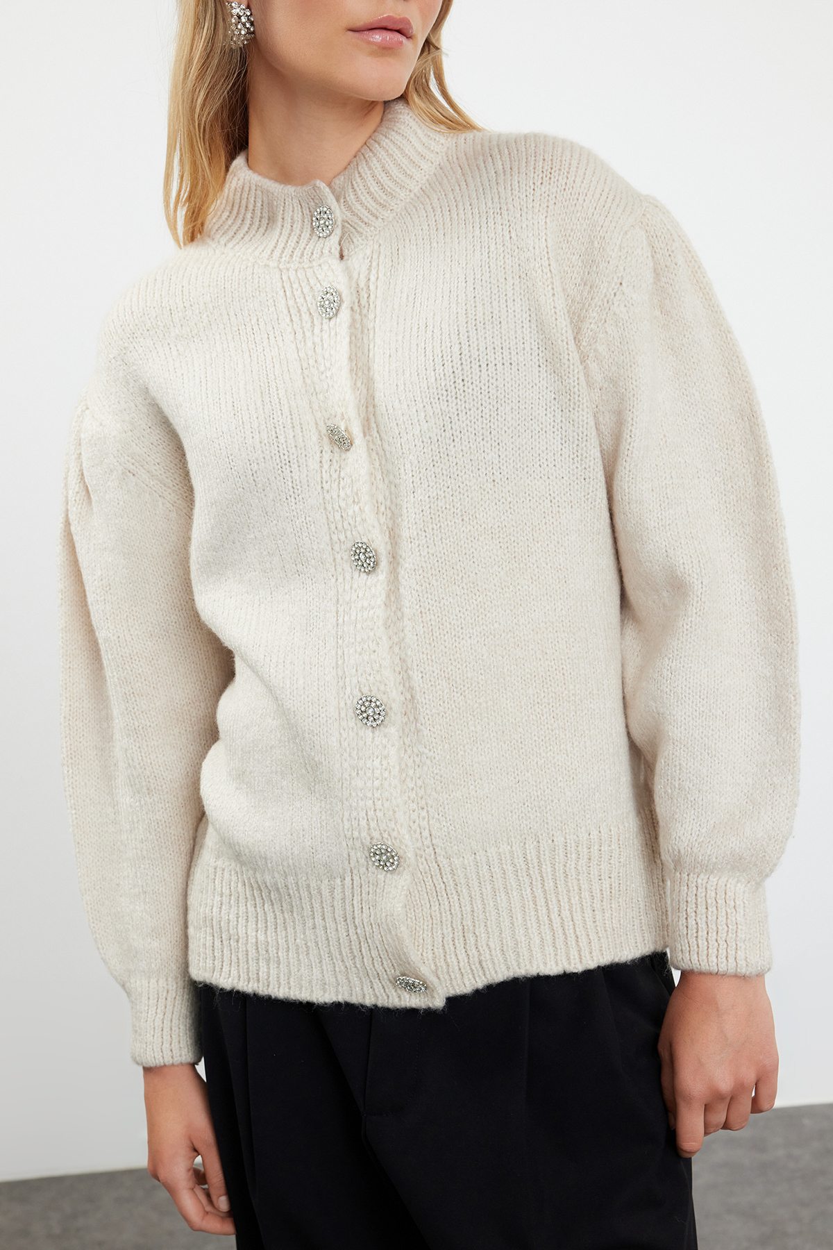 Trendyol Collection Strickjacke mit Juwelenstruktur und Steinknöpfen – TWOAW21HI0034