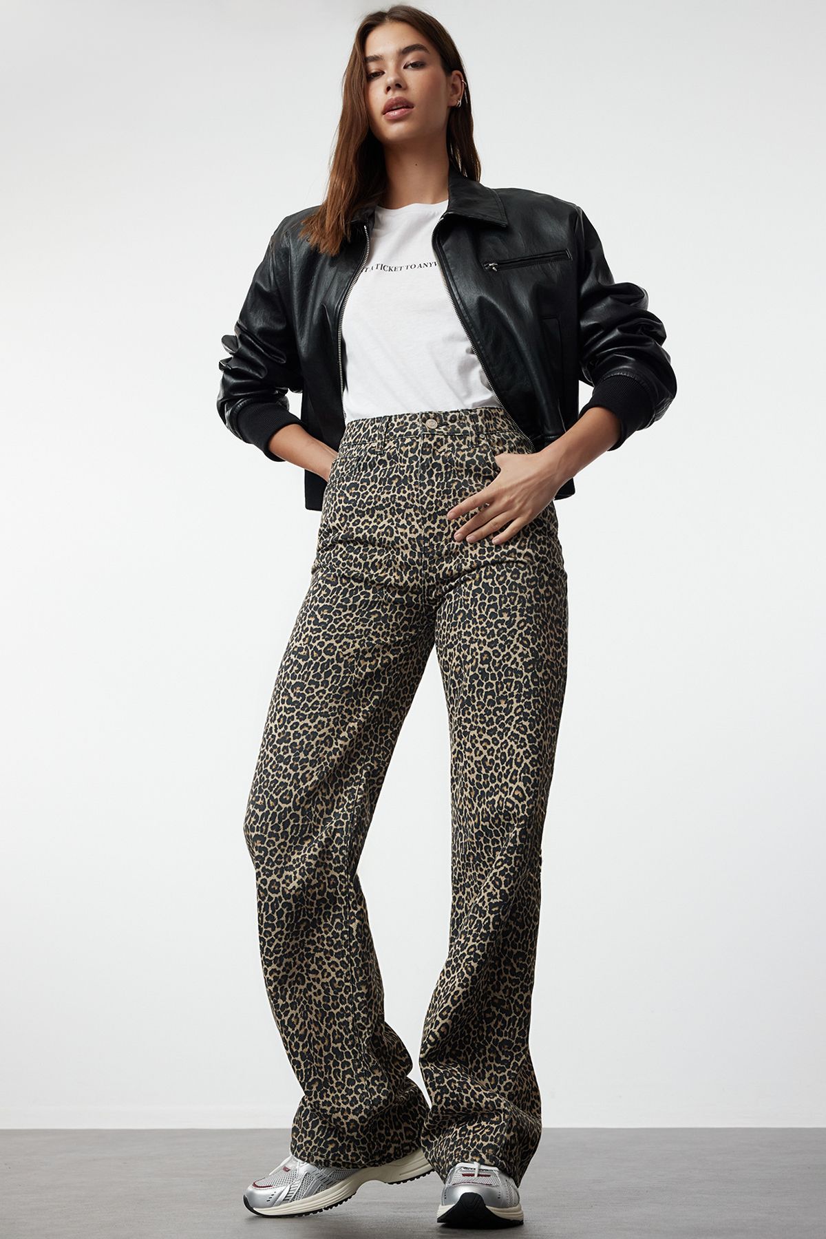 Trendyol Collection Hnědé široké džíny s vysokým pasem a leopardím potiskem - Twoss24Je00286