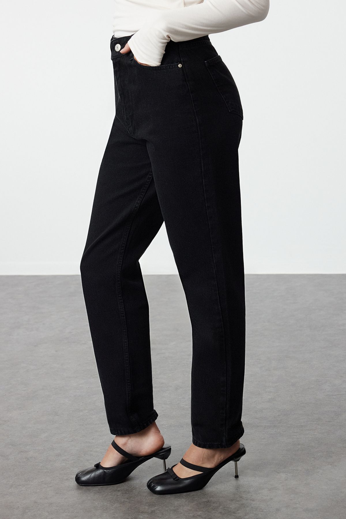 Trendyol Collection-Schwarze High-Bel-Mom-Jeans TWOSS20JE0108 4