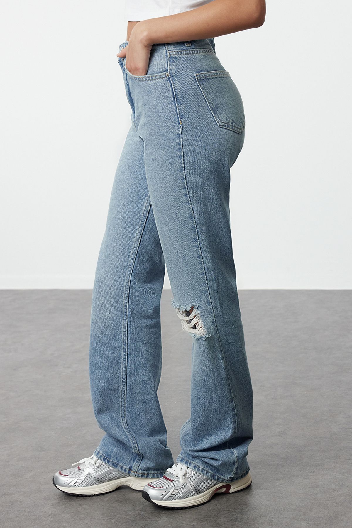 Trendyol Collection-Blue Ripped Detailed High Waist Flare Jeans TWOSS22JE0440 4