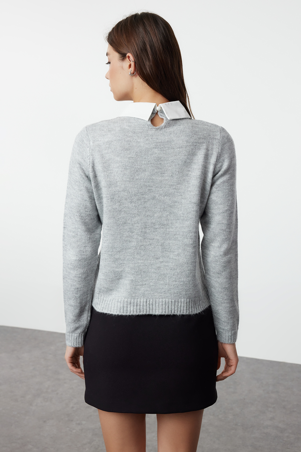 Trendyolmilla  Gri Yumuşak Dokulu Gömlek Garnili Kurdele/Fiyonk Detaylı Taşlı Triko Kazak TWOAW25KZ00035 - Görsel 5