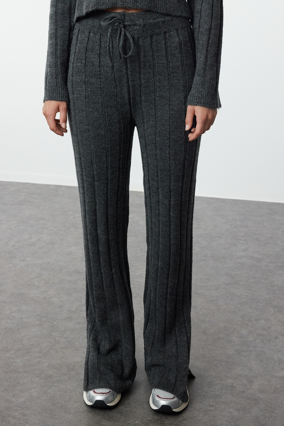 Trendyol Collection Miękki, teksturowany, antracytowy dzianinowy zestaw Crop Top i Dół - Twoaw25Au00038