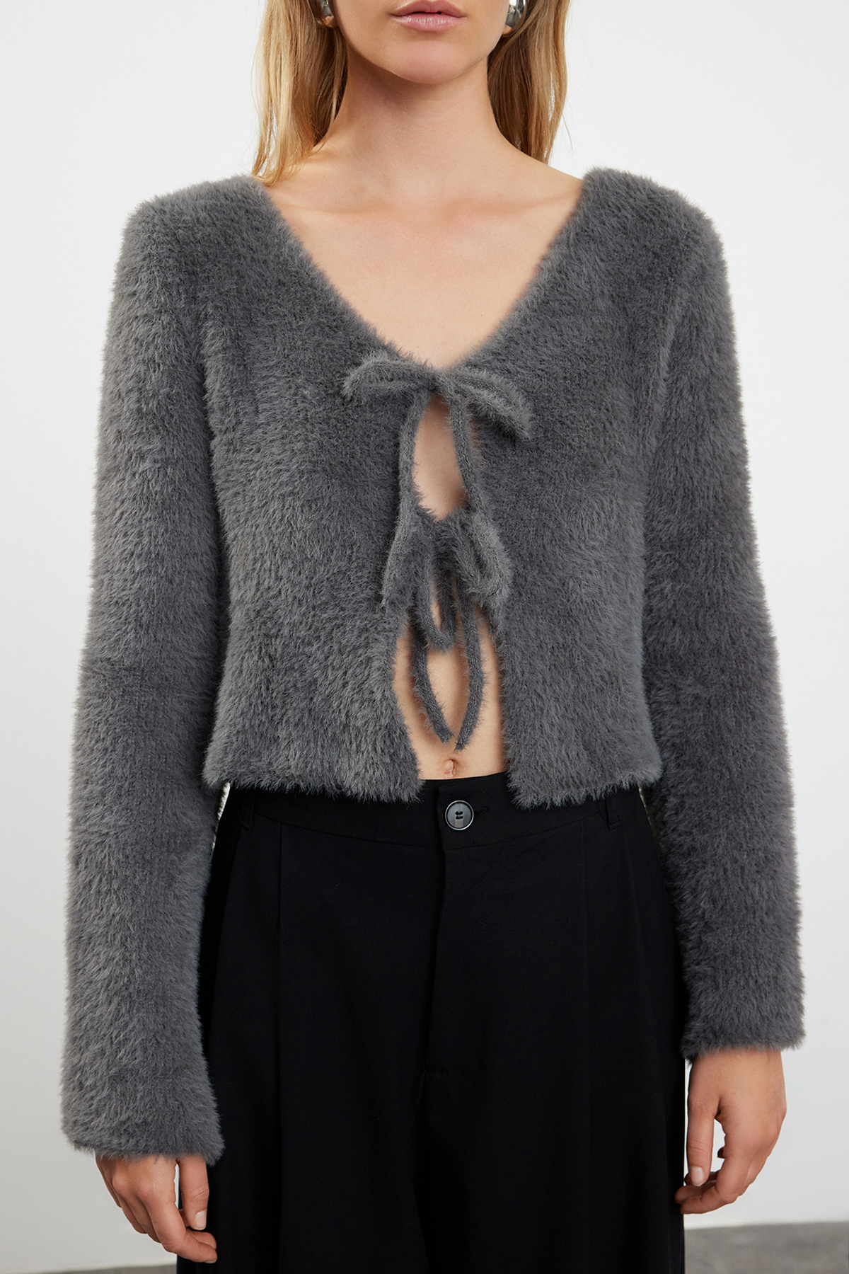 Trendyolmilla  Antrasit Crop Tüylü Bağlama Detaylı Triko Hırka TWOAW25HI00111 - Görsel 3