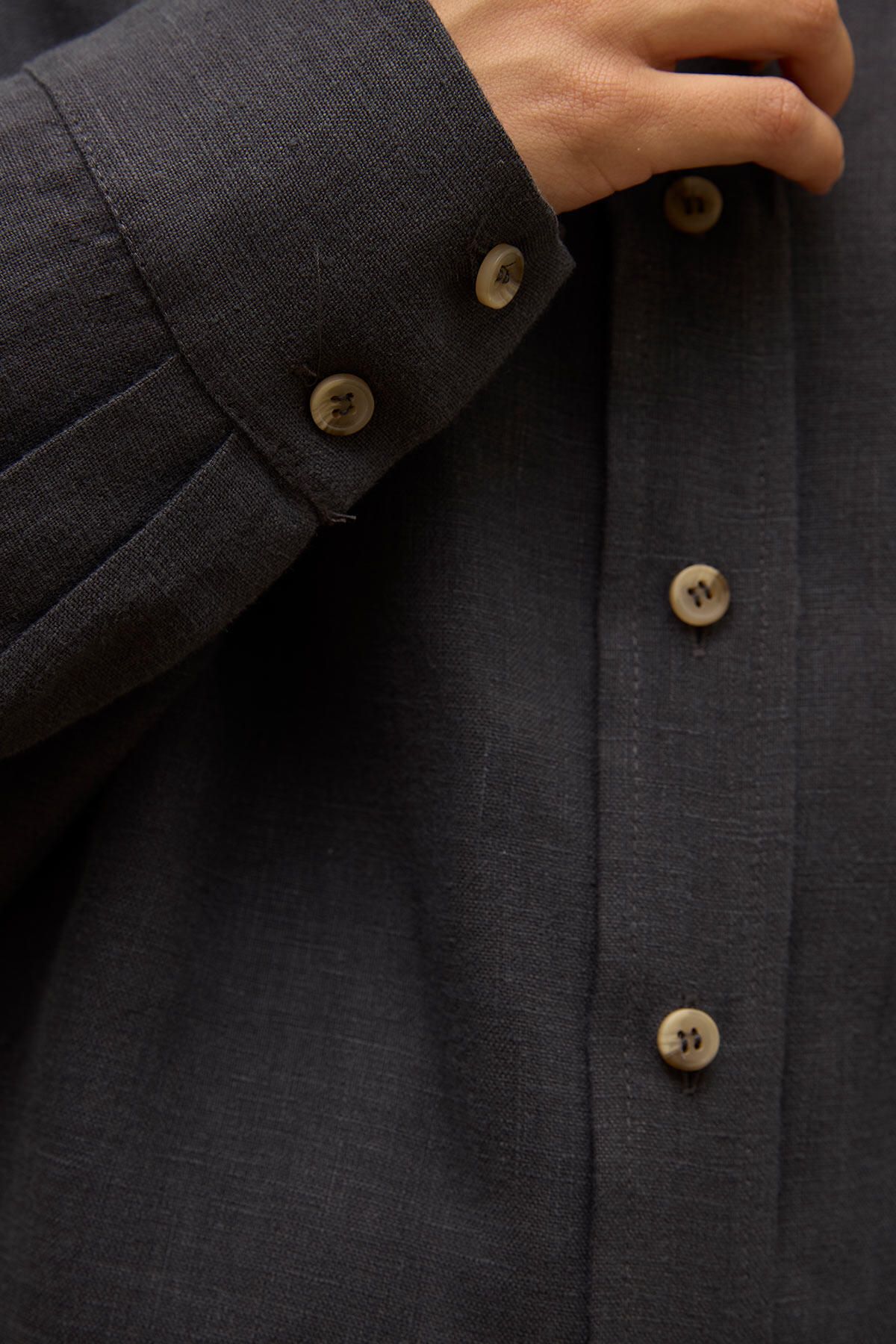 Manuka-Anthracite Linen Oversize Shirt - Buttoned 4