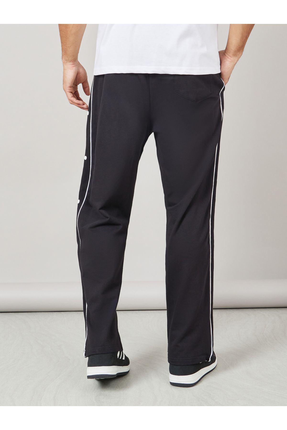 Styli-Contrast Piping and Popper Oversized Open Hem Jogger 4