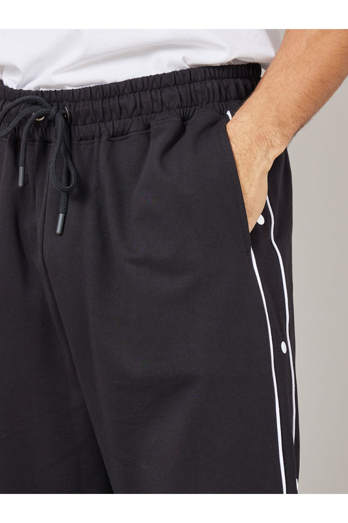Styli-Contrast Piping and Popper Oversized Open Hem Jogger 3