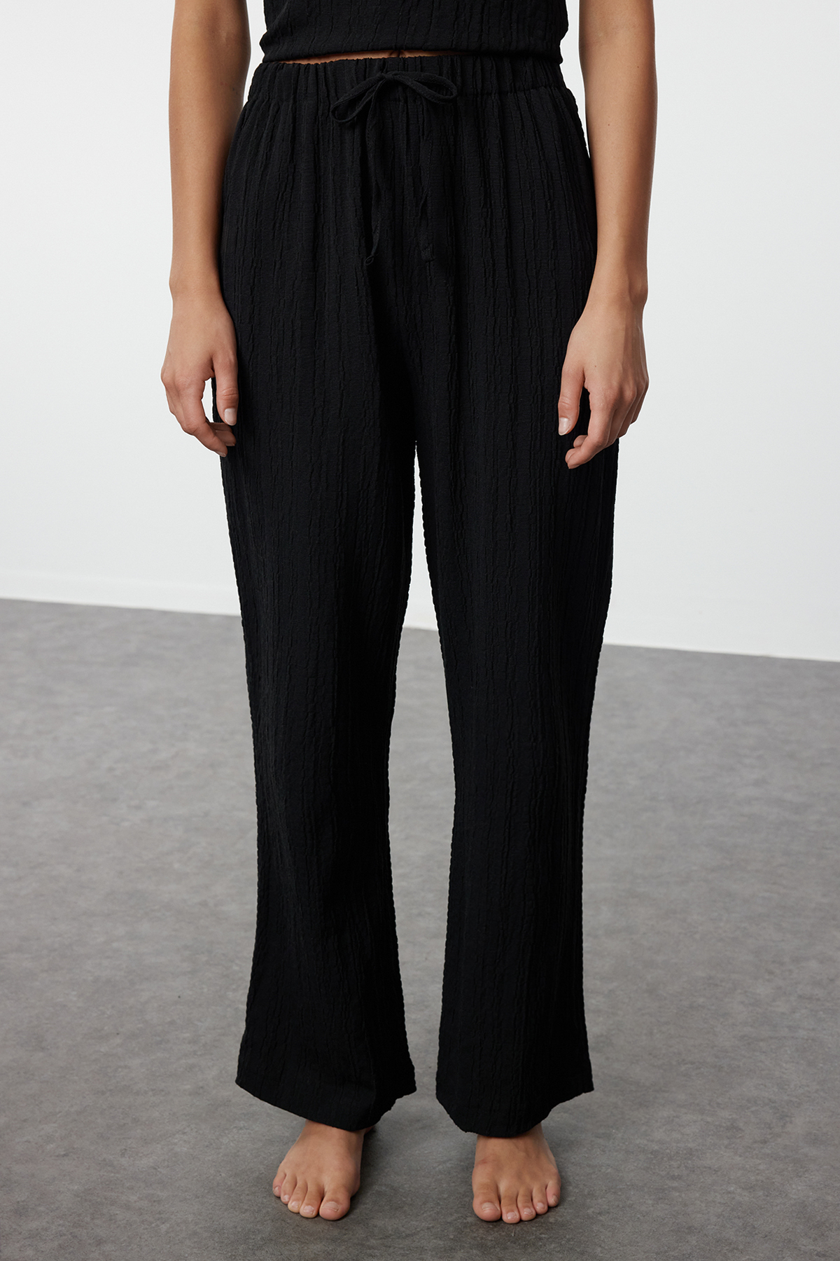 Trendyolmilla  Siyah Bağlama Detaylı İp Askılı Dokuma Pijama Takımı THMSS24PT00402 - Görsel 3