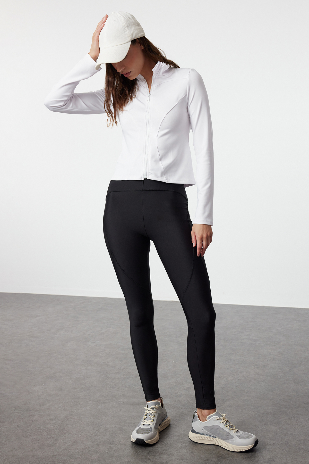 Trendyol Collection Biała dopasowana sportowa kurtka/bluza z dzianiny z rozpinanym kołnierzem i stójką Twoaw23Bz00592