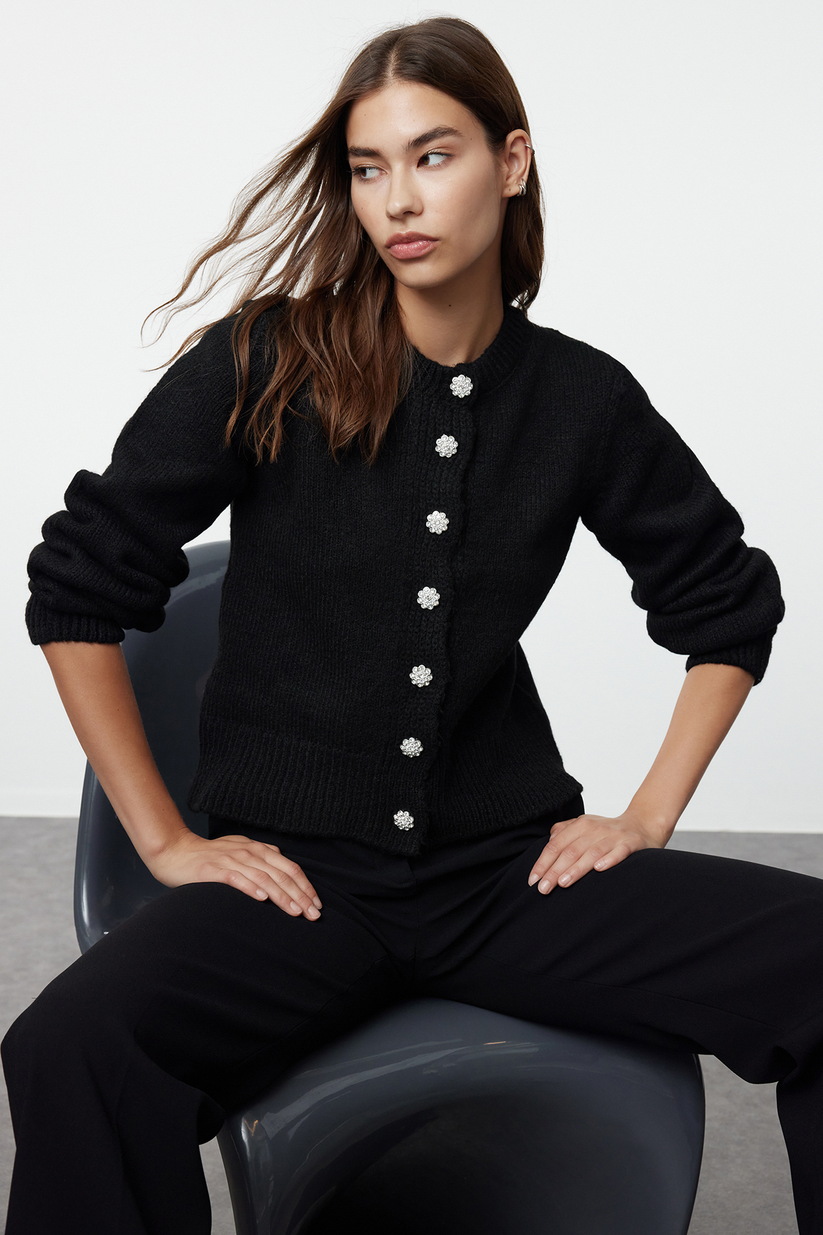 Trendyol Collection Schwarze, weich strukturierte Strickjacke mit Knöpfen in ...