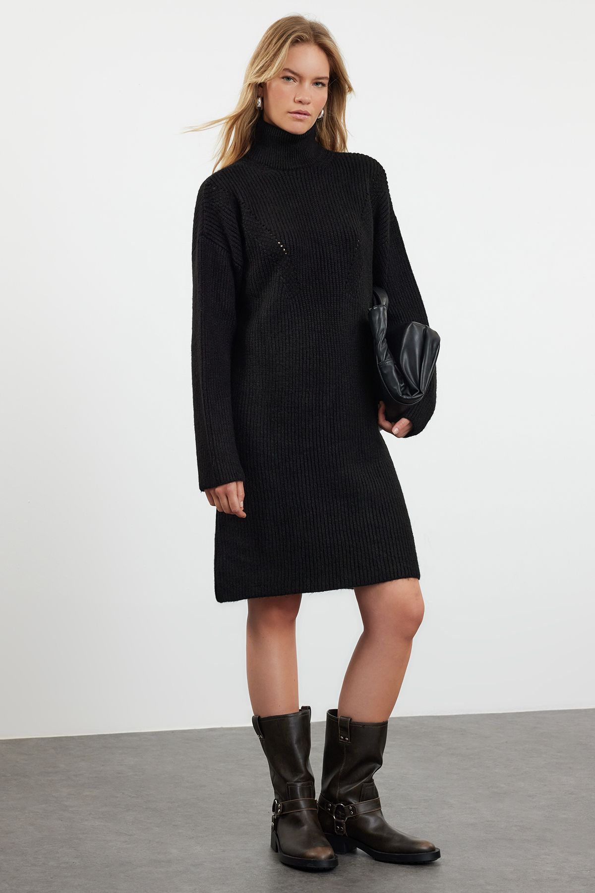 Trendyol Collection Miękka, Teksturowana, Czarna, Mini Sukienka Swetrowa Z Dzianiny - Kołnierzyk Typu Stójka Twoaw24el00058 Kobieta - L
