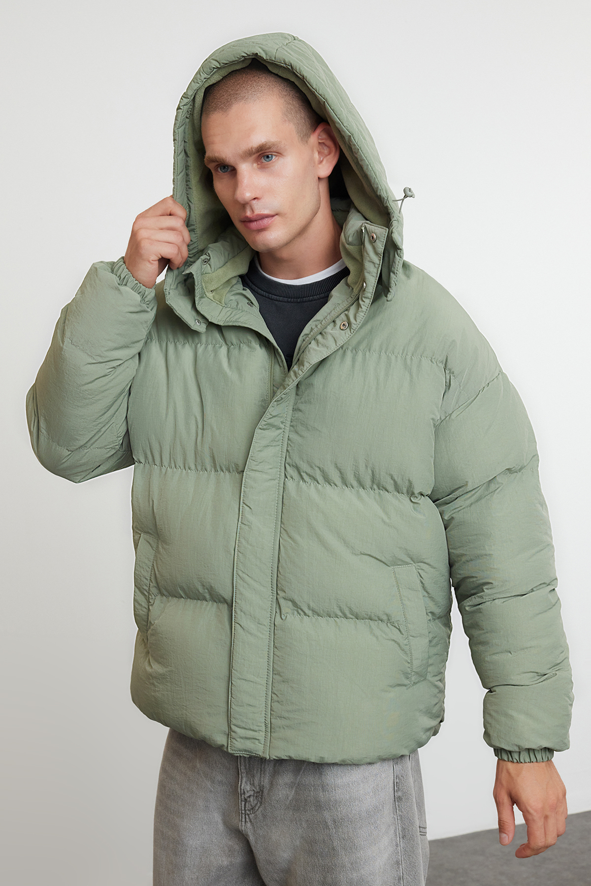 Trendyolmilla Man Erkek Haki Oversize Fit Kapüşonlu Taslan Kışlık Şişme Mont TMNAW25MO00005