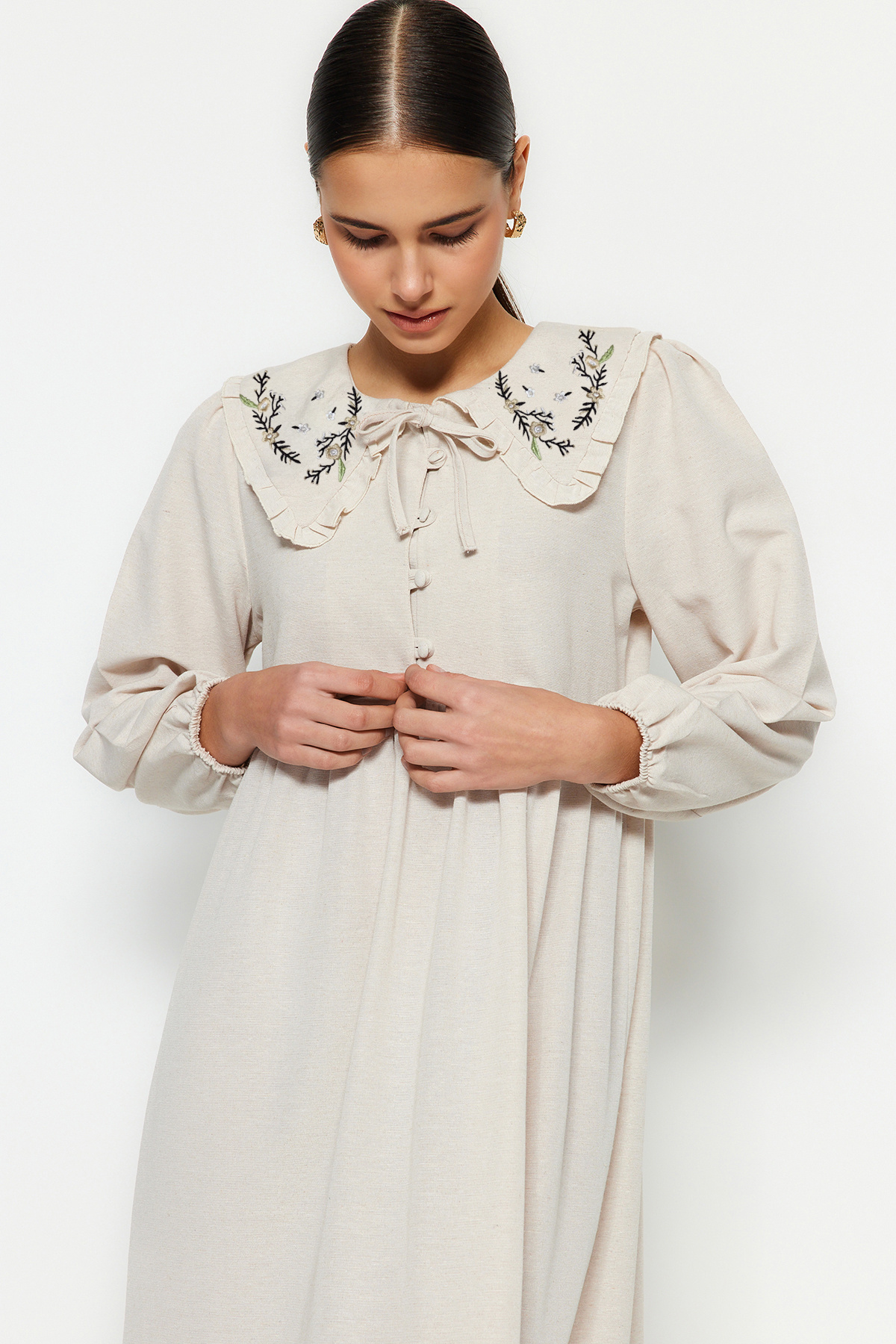 Trendyol Modest-Krémes hímzés, részletes vászon megjelenésű szőtt ruha TCTSS23EB00257 3