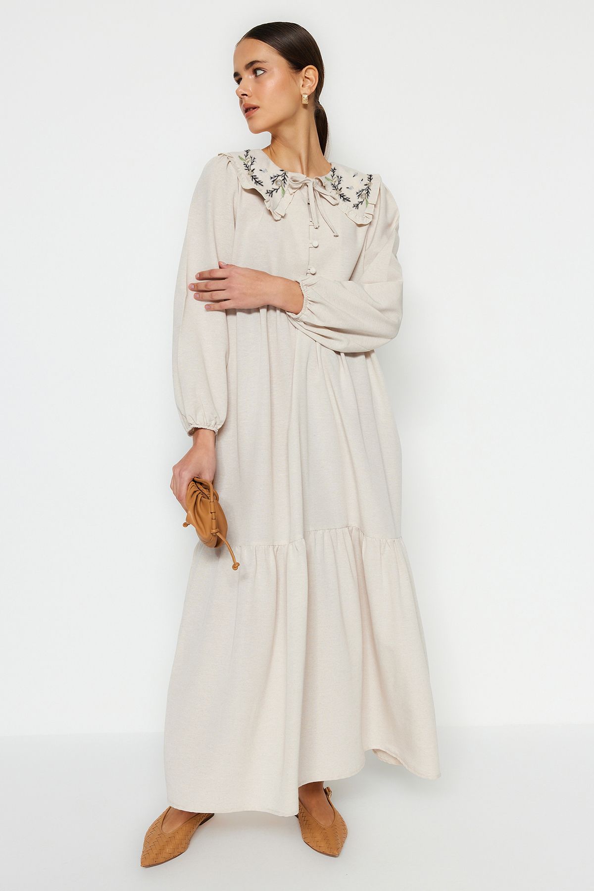 Trendyol Modest Kremowa haftowana, szczegółowa, lniana sukienka tkana TCTSS23EB00257