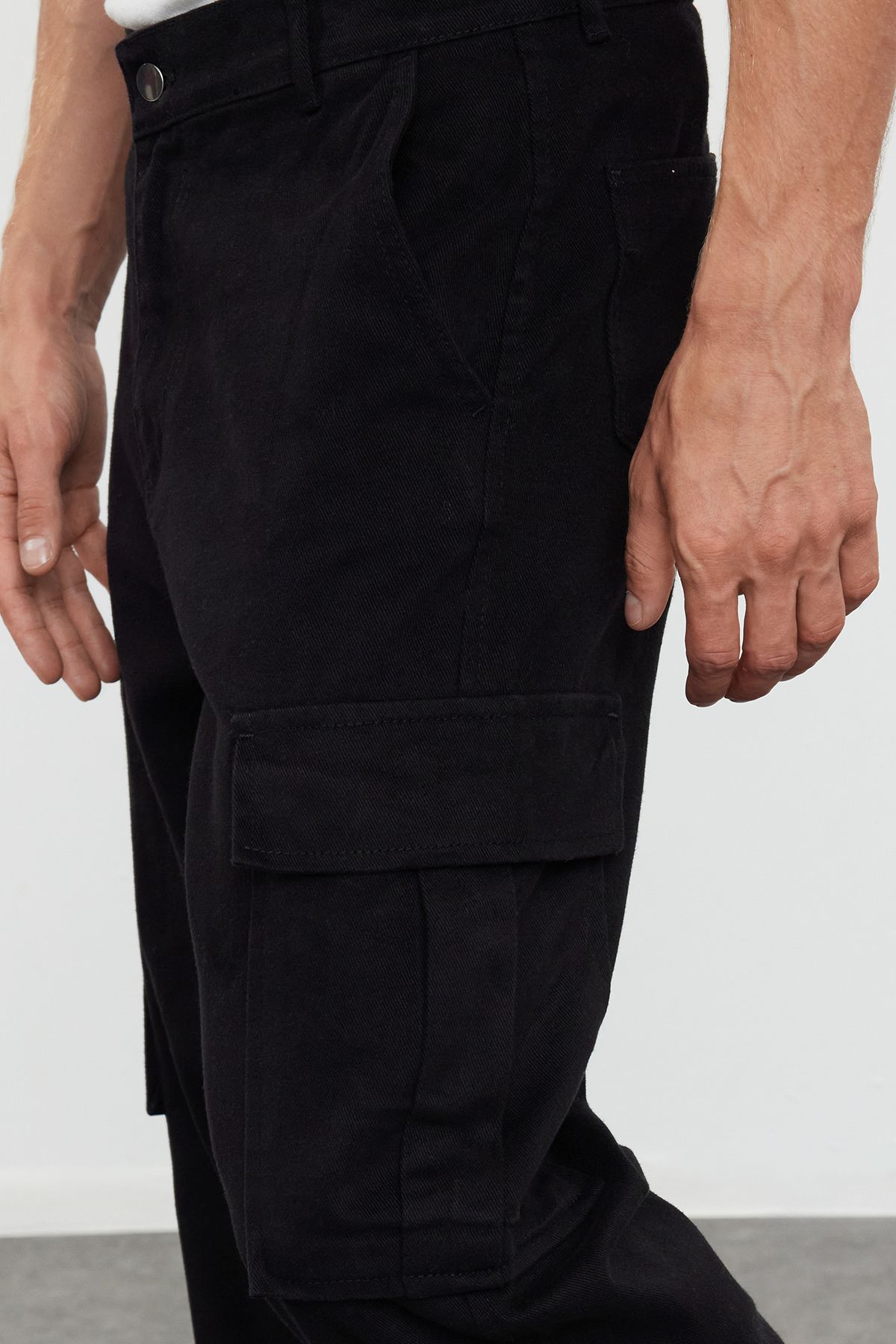 Trendyol Collection-Czarne bawełniane spodnie cargo z kieszeniami, luźny krój i szczypanie igłą TMNSS24PL00021 19