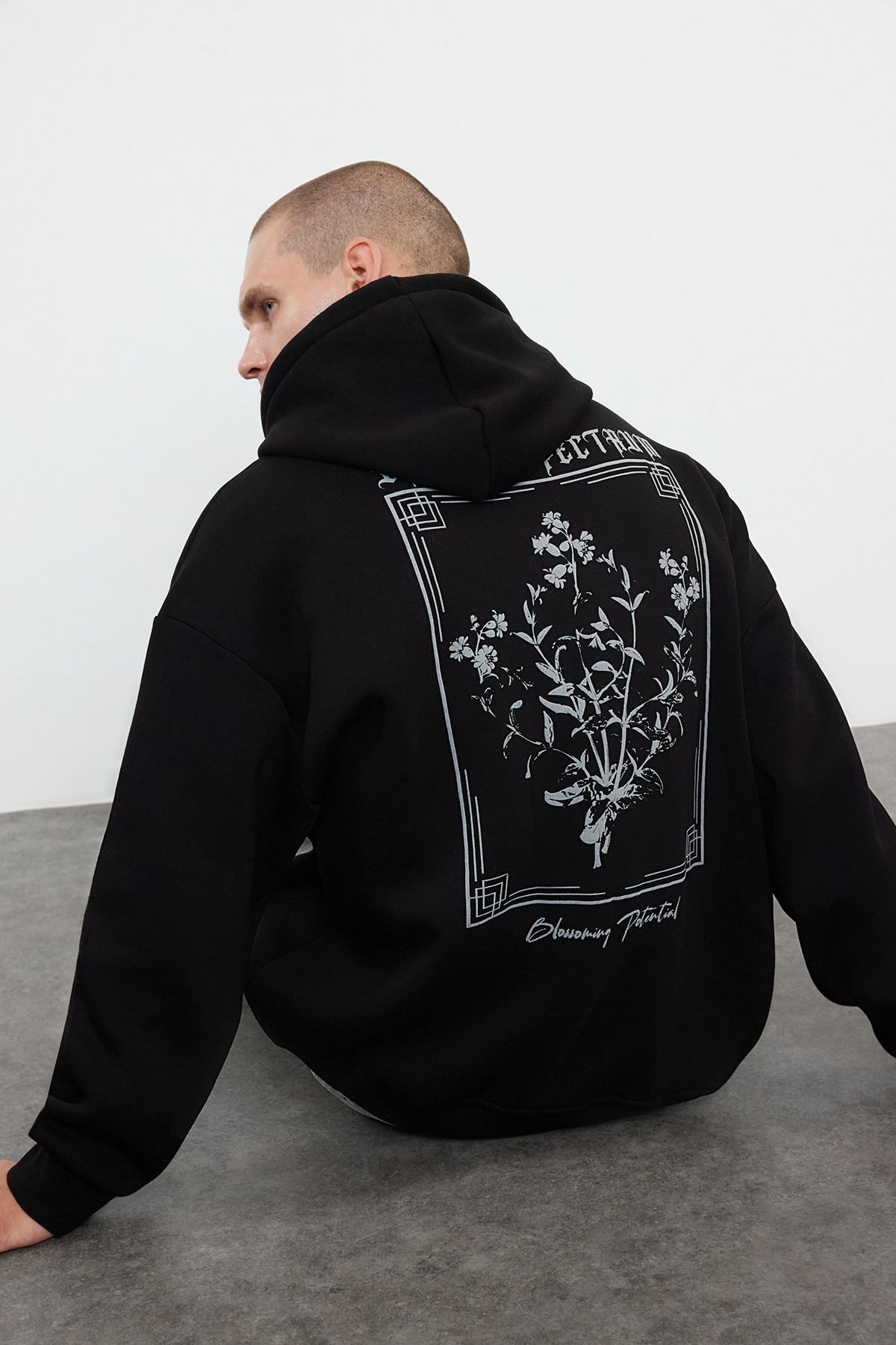 Trendyolmilla Man Siyah Oversize/Geniş Kesim Kapüşonlu Çiçek Baskılı İçi Polar/Sıcak Tutan Sweatshirt TMNAW24SW00100