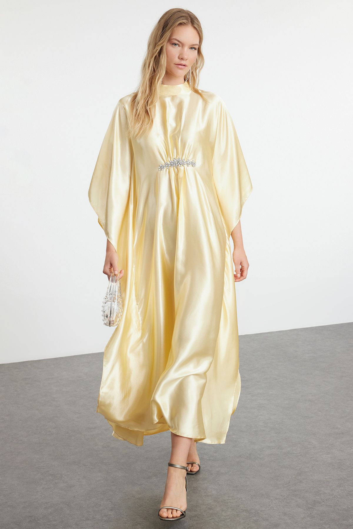 TRENDYOL MODEST Sar Aksesuar Detayl Saten Dokuma Kaftan TCTSS24KF00048 Fiyat Yorumlar Trendyolmilla