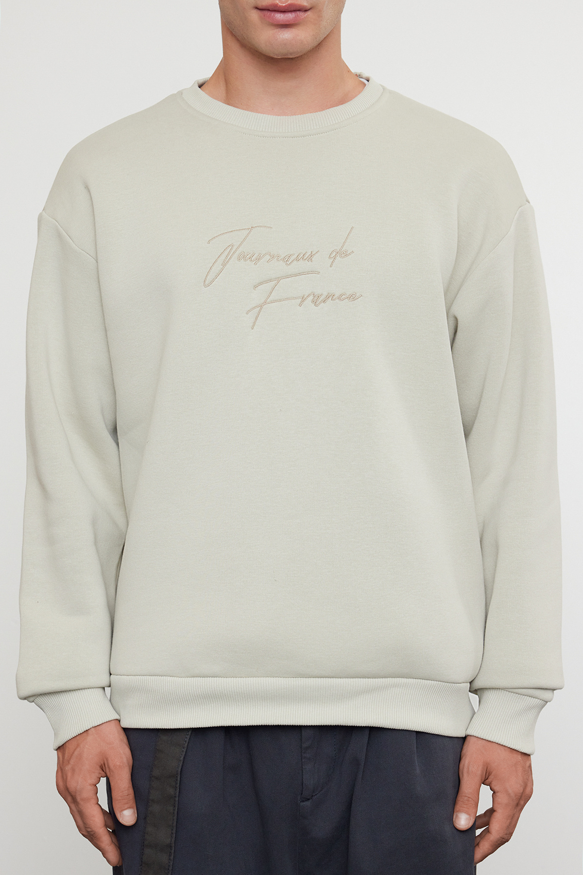 Trendyol Collection Stone Oversize/Weit geschnittenes, mit Text besticktes, dickes Fleece-Sweatshirt TMNAW25SW00091