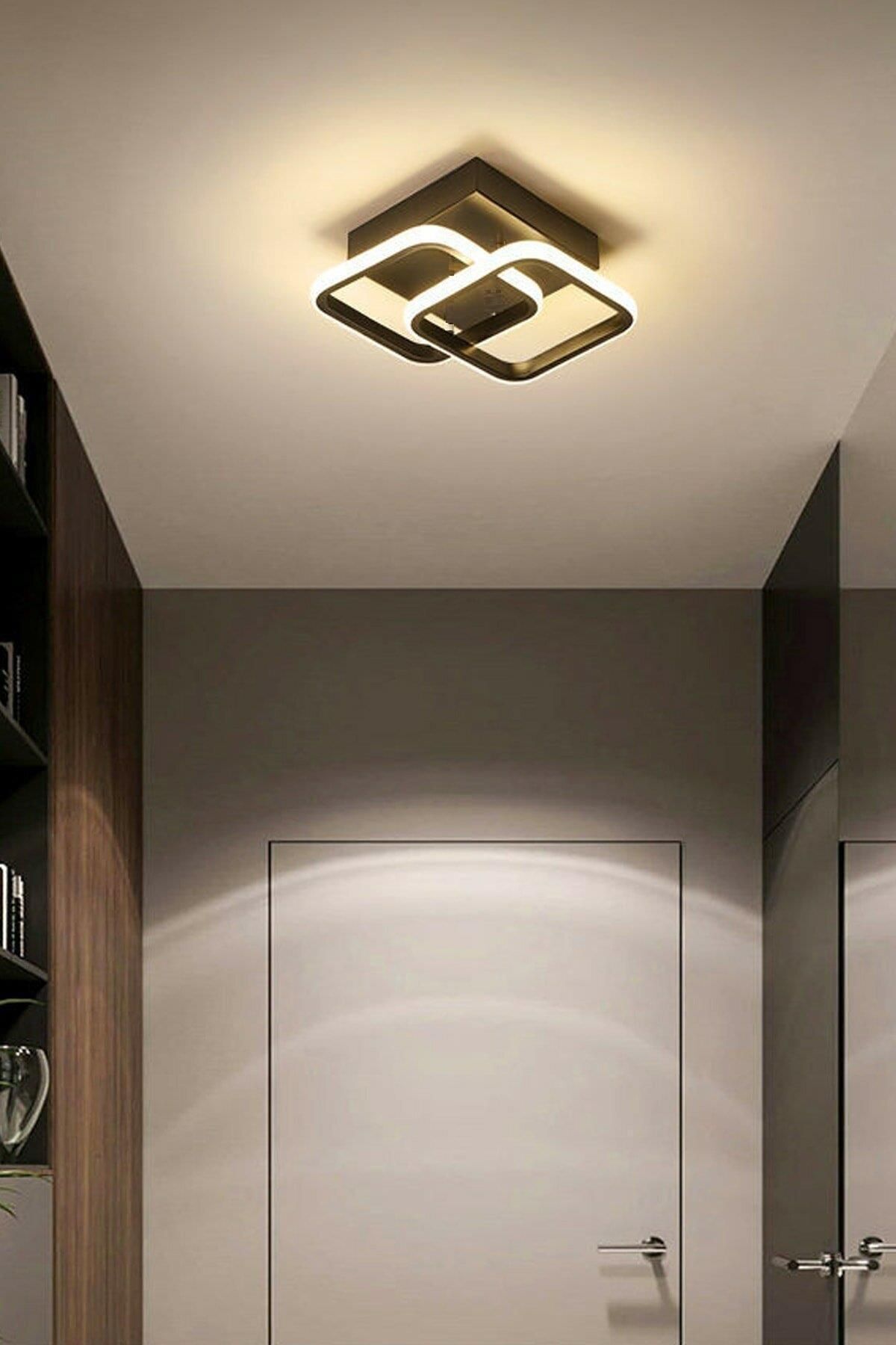 le lustre est dans le couloir noir de tokyo