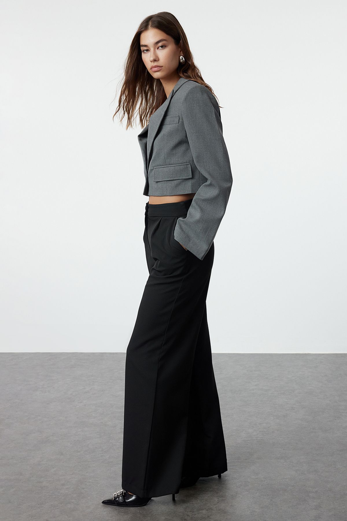 Trendyol Collection-Schwarze Stoffhose mit weitem Bein und Falten – TWOSS21PL0189 12