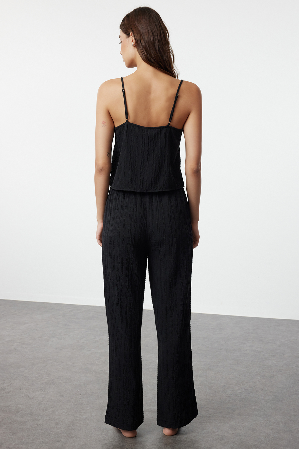 Trendyolmilla  Siyah Bağlama Detaylı İp Askılı Dokuma Pijama Takımı THMSS24PT00402 - Görsel 5