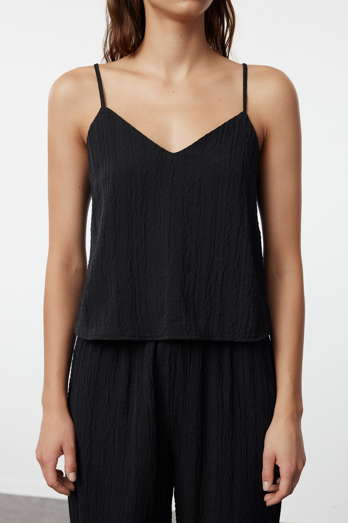 Trendyolmilla  Siyah Bağlama Detaylı İp Askılı Dokuma Pijama Takımı THMSS24PT00402 - Görsel 4