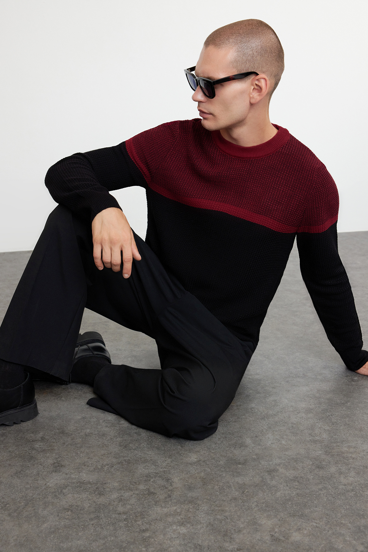 Trendyolmilla Man Siyah Slim Dar Kesim Bisiklet Yaka Renk Bloklu Triko Kazak TMNAW25KZ00018
