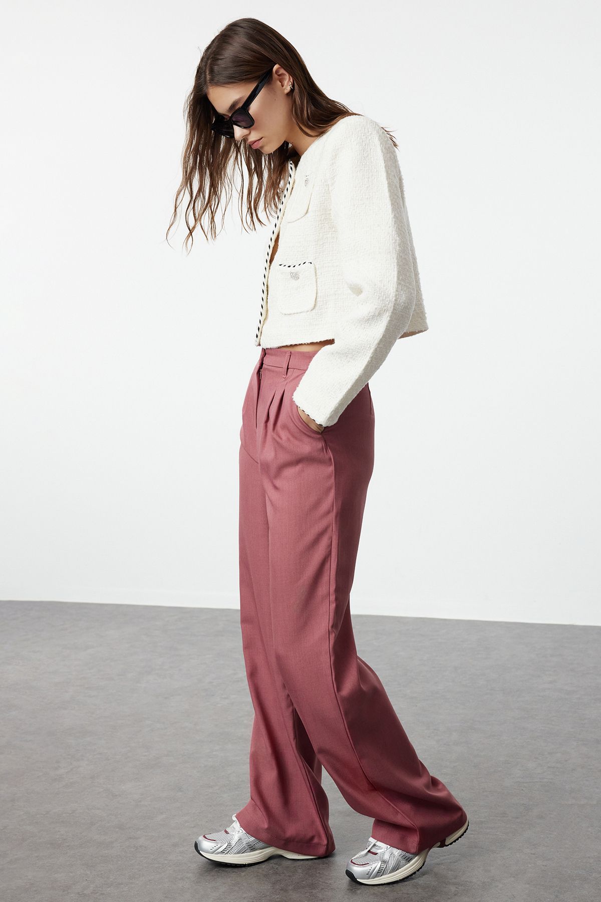 Trendyol Collection-Dusty Rose Stoffhose mit weitem Bein und Falten – TWOAW22PL0475 2