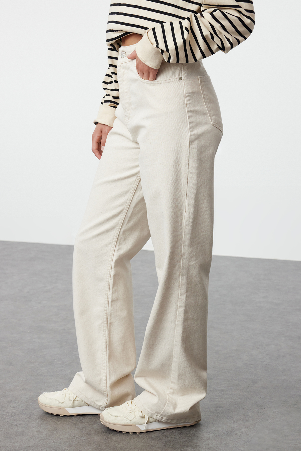 Trendyol Collection Ecru Taillendetaillierte Hose mit hoher Taille und weitem Bein TWOAW25JE00039