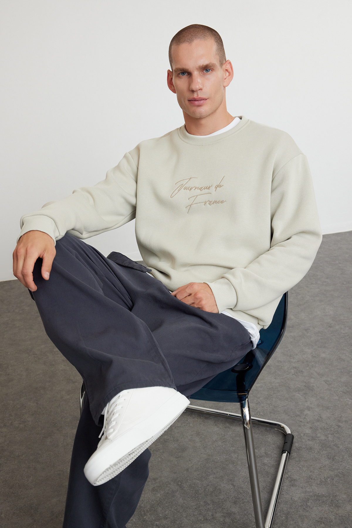 Trendyol Collection Stone Oversize/Weit geschnittenes, mit Text besticktes, dickes Fleece-Sweatshirt TMNAW25SW00091