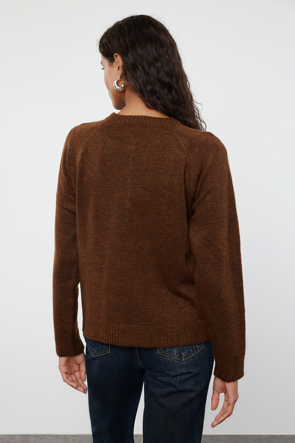 Trendyolmilla  Kahverengi Yumuşak Dokulu Düğme Detaylı Triko Kazak TWOAW25KZ00103 - Görsel 5