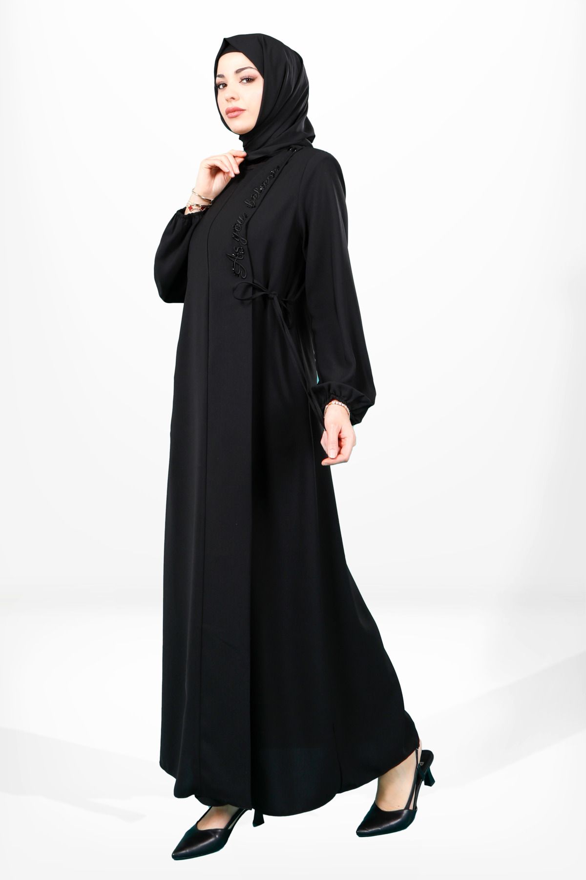 مانتو و عبای پوشیده زنانه گلدوزی یقه کاملاً متصل به رنگ سیاه سفید FERACE 3906 Beyza