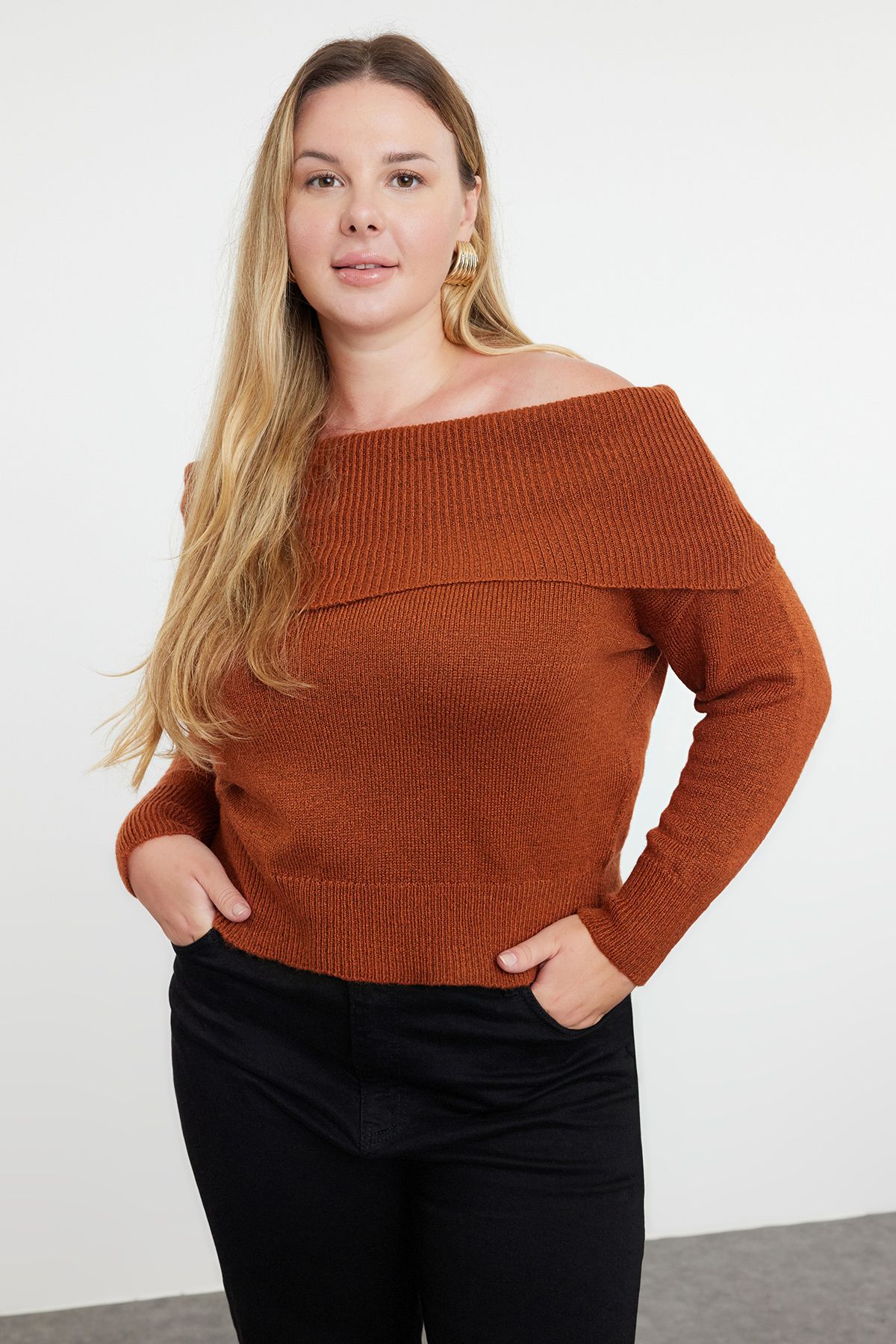 Trendyol Curve-Brązowy sweter z dzianiny Carmen z kołnierzykiem - TBBAW25AN00010 1